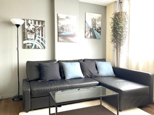 uma sala de estar com um sofá de couro e uma mesa em Namely Manly em Sidney