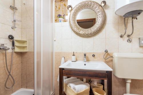 Ένα μπάνιο στο Apartments and rooms with parking space Loborika, Pula - 12983