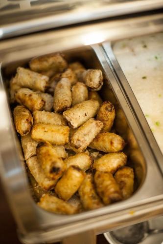 una pentola piena di cibo in un forno di Lefoyer Hotel a Hanoi