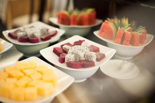una tabella ricoperta di ciotole di tipi diversi di frutta di Lefoyer Hotel a Hanoi