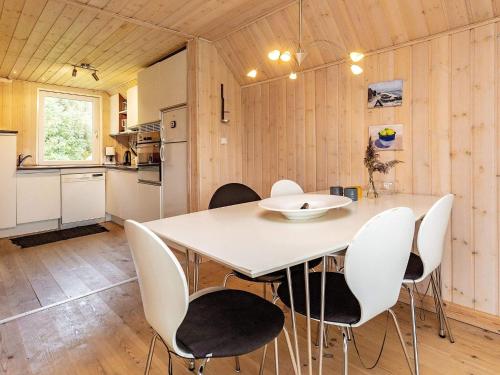 - une cuisine et une salle à manger avec une table et des chaises dans l'établissement 5 person holiday home in Fr rup, à Tårup