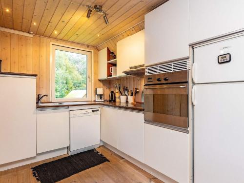 une cuisine avec des appareils électroménagers blancs et une fenêtre dans l'établissement 5 person holiday home in Fr rup, à Tårup
