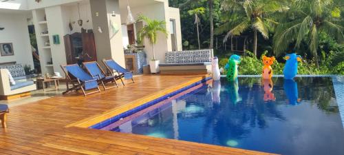 una piscina con algunas figuras en el agua en Nuestra Casa, en Tubará