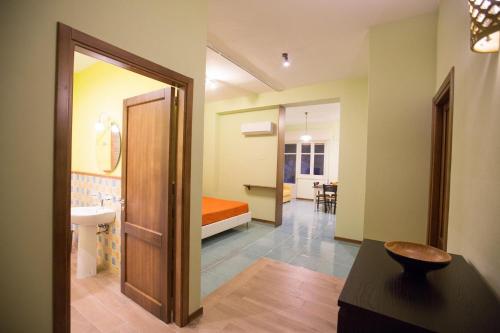 een kamer met een deur naar een slaapkamer bij Il Nido del sole in Cefalù