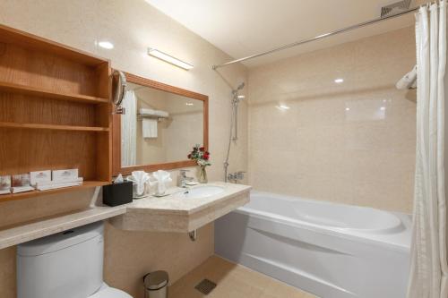 海防的住宿－向日葵國際村酒店，带浴缸、盥洗盆和卫生间的浴室