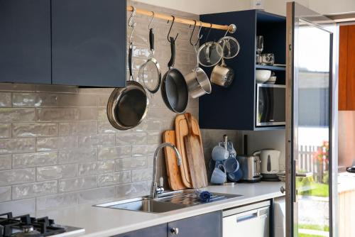 Una cocina o zona de cocina en 6A Alice - Brand New Studio l Bath l Smart TV l WiFi l BBQ