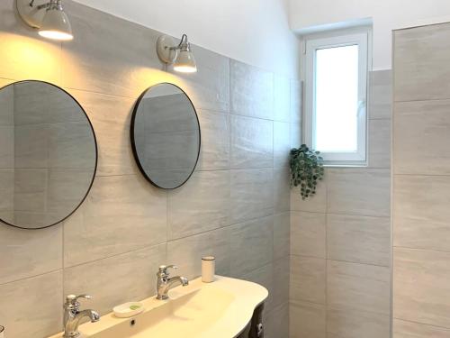 een badkamer met 2 spiegels en een wastafel bij Maison Verquiéres, 5 pièces, 10 personnes - FR-1-599-15 in Verquières