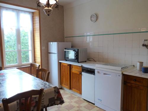 La cuisine est équipée d'une table, d'un réfrigérateur et d'un four micro-ondes. dans l'établissement House in Brittany near Coastal Hiking Trail, à Plogoff