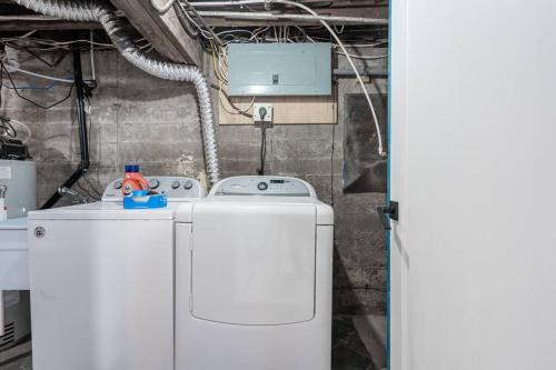 uma máquina de lavar e secar roupa branca num quarto em Cozy 4-Bdrm Pet-Friendly East Hamilton Escape em Hamilton