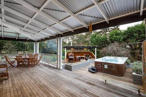 een buitenterras met een hot tub en een grill bij Kalinya Estate Platinum- Homestead, Lodge & Barn- up to 34 guests in Bargo