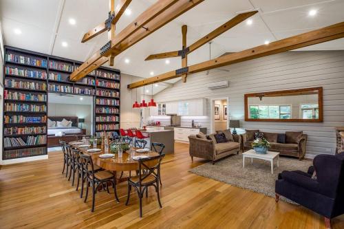 een eetkamer en een woonkamer met een tafel en stoelen bij Kalinya Estate Platinum- Homestead, Lodge & Barn- up to 34 guests in Bargo
