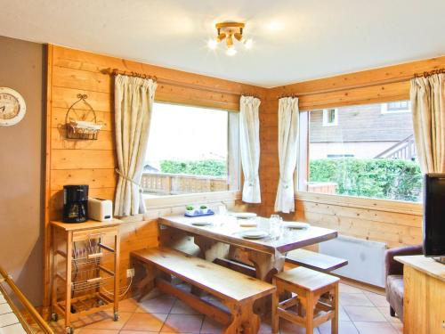 une salle à manger avec une table et une fenêtre dans l'établissement Appartement de charme 6 pers. face au Mont-Blanc, à 750m du centre - balcon et parking inclus - FR-1-343-169, à Chamonix-Mont-Blanc