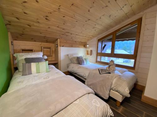 - une chambre avec 2 lits dans une petite maison dans l'établissement Chalet duplex avec poêle à bois, parking et WiFi - FR-1-343-166, à Chamonix-Mont-Blanc