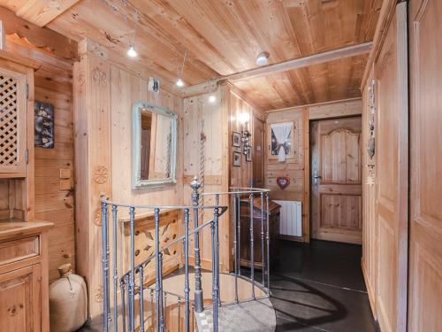Zimmer mit Holzvertäfelung und Holzwand in der Unterkunft Appartement Chamonix-Mont-Blanc, 3 pièces, 4 personnes - FR-1-343-167 in Chamonix-Mont-Blanc