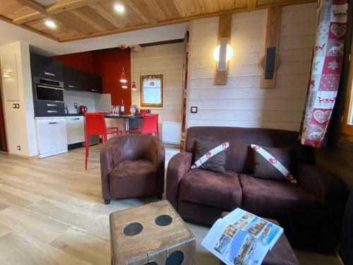 un salon avec un canapé et une table dans l'établissement Chalet duplex avec poêle à bois, parking et WiFi - FR-1-343-166, à Chamonix-Mont-Blanc