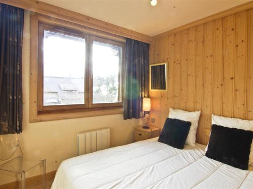 une chambre avec un lit blanc et une fenêtre dans l'établissement Bel appartement à Chamonix, proche du centre et des pistes, pour 6 personnes, avec parking et wifi - FR-1-343-168, à Chamonix-Mont-Blanc