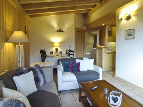 un salon avec un canapé et une table dans l'établissement Bel appartement à Chamonix, proche du centre et des pistes, pour 6 personnes, avec parking et wifi - FR-1-343-168, à Chamonix-Mont-Blanc