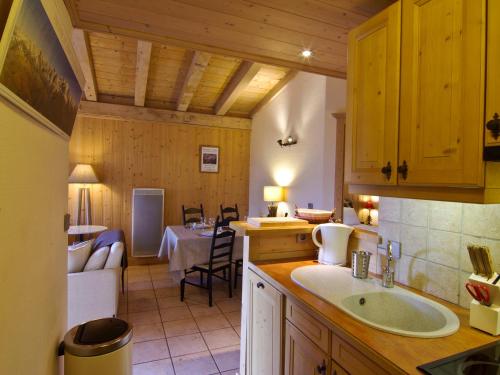 une cuisine avec un évier et un salon dans l'établissement Bel appartement à Chamonix, proche du centre et des pistes, pour 6 personnes, avec parking et wifi - FR-1-343-168, à Chamonix-Mont-Blanc