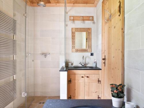 uma casa de banho com um lavatório e um chuveiro em Appartement Argentière, 4 pièces, 6 personnes - FR-1-343-192 em Chamonix-Mont-Blanc