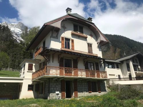 Appartement rénové avec vue Mont-Blanc, parking et WiFi à Chamonix