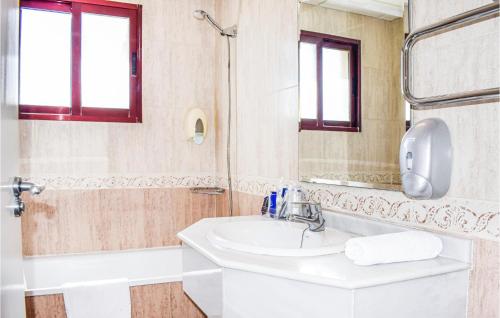 a white bathroom with a sink and a shower at Awesome Apartment In Bolnuevo With 1 Bedrooms, Wifi And Outdoor Swimming Pool in Bolnuevo