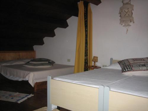 ゴンネーザにあるCasa Luciaのベッドルーム1室(ベッド1台付)、階段
