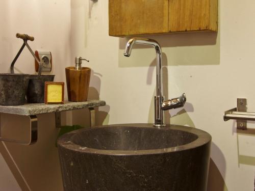 - Baño con lavamanos y grifo en Appartement Chamonix-Mont-Blanc, 2 pièces, 4 personnes - FR-1-343-209, en Chamonix-Mont-Blanc