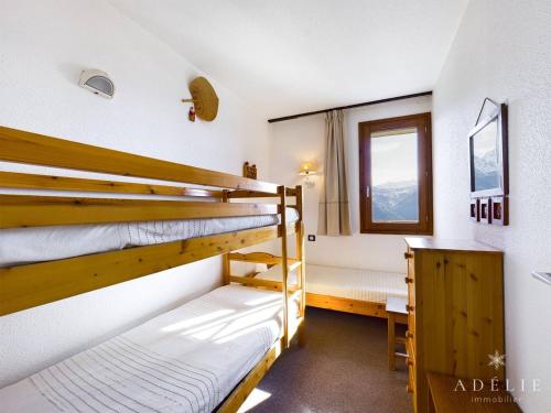 Ce dortoir comprend 2 lits superposés et une fenêtre. dans l'établissement Appartement Montvalezan-La Rosière, 2 pièces, 5 personnes - FR-1-398-651, à Montvalezan