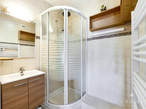 La salle de bains est pourvue d'une douche en verre et d'un lavabo. dans l'établissement Appartement Montvalezan-La Rosière, 2 pièces, 5 personnes - FR-1-398-651, à Montvalezan