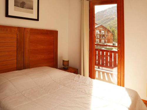a bedroom with a bed and a large window at Appartement Les Orres, 4 pièces, 10 personnes - FR-1-322-501 in Les Orres
