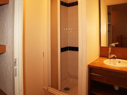 a bathroom with a shower and a sink at Appartement Les Orres, 4 pièces, 10 personnes - FR-1-322-501 in Les Orres