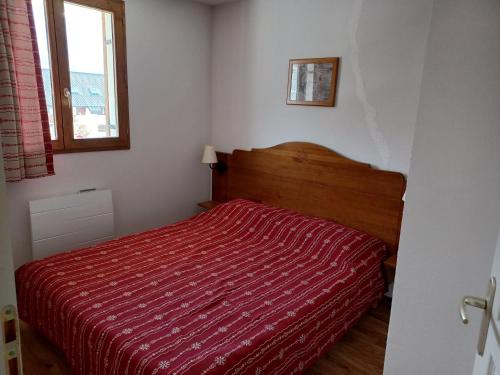 sypialnia z łóżkiem z czerwoną kołdrą w obiekcie Appartement spacieux à 300m des pistes et commerces avec balcon, parking - FR-1-618-21 w mieście Albiez-Montrond