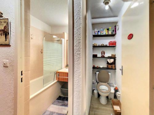 une salle de bain avec toilettes et lavabo dans l'établissement Studio confortable skis aux pieds avec balcon, piscine chauffée - FR-1-267-242, à Villarembert