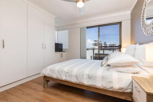 Un pat sau paturi într-o cameră la Coastal Retreat 10 Champagne Court