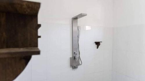 einen Schraubenschlüssel, der an einer Wand im Bad hängt in der Unterkunft Turtle Beach Talpe in Talpe