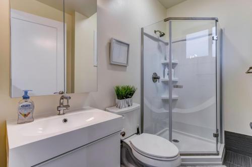 ein Bad mit einer Dusche, einem WC und einem Waschbecken in der Unterkunft Marbella Lane - Bright and Cozy Home near SFO in San Mateo
