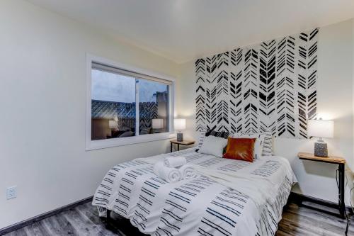 A bed or beds in a room at Marbella Lane - Bright and Cozy Home near SFO
