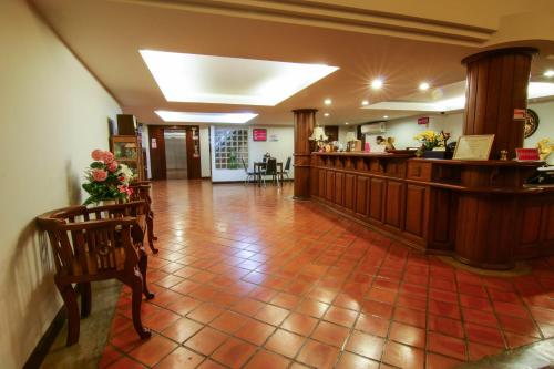 un vestíbulo con una zona de espera y un asterisco en Swankaburi Boutique Hotel, en Sawankhalok