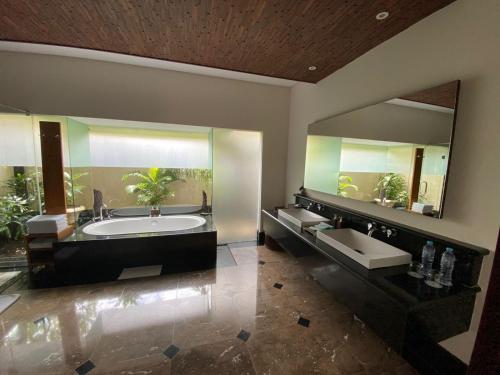 Bintang Bali Villa tesisinde bir banyo