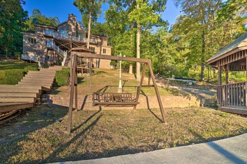Zahrada ubytování Luxe Lake Chickamauga Retreat with Boat Dock!