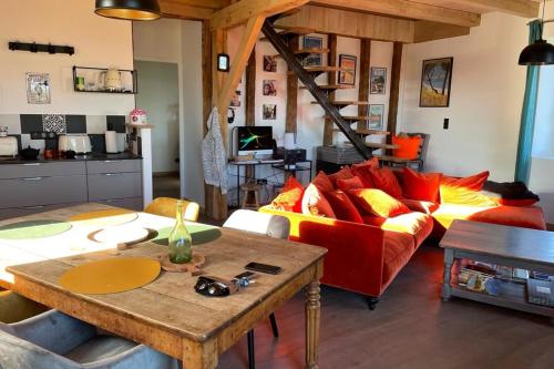 - un salon avec un canapé rouge et une table dans l'établissement holiday home Chateau Castelnau, à Prudhomat