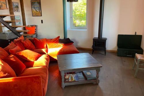 - un salon avec un canapé et un poêle à bois dans l'établissement holiday home Chateau Castelnau, à Prudhomat