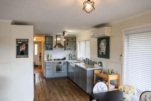 Кухня або міні-кухня у Hidden Gem ~ Luxury Cottage near Lake Daylesford