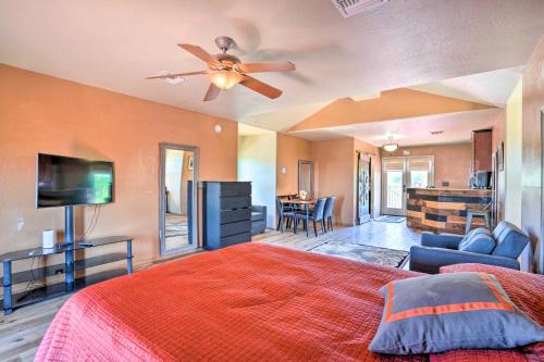 TV/Unterhaltungsangebot in der Unterkunft Dreamy Desert Studio with Deck and Pool Access!