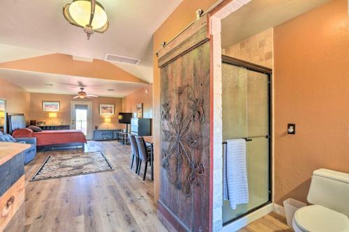 una sala de estar con una gran puerta corredera en una habitación en Dreamy Desert Studio with Deck and Pool Access! en Phoenix