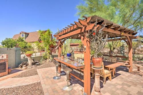 Galeriebild der Unterkunft Dreamy Desert Studio with Deck and Pool Access! in Phoenix