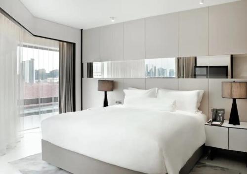 Postel nebo postele na pokoji v ubytování Naumi Hotel Singapore