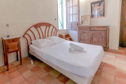 une chambre avec un lit avec un ordinateur portable dessus dans l'établissement Apartment in the heart of Le Cannet with AC TERRACE BENAKEY, au Cannet