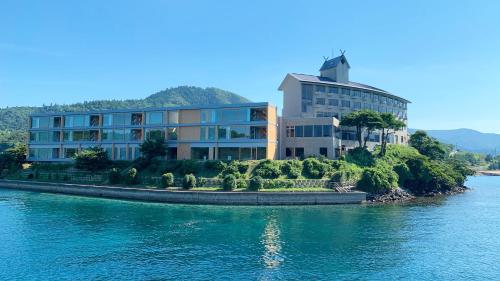 海士町にあるEntôの水上の島の大きな建物