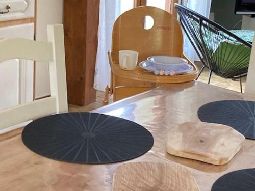 Photo de la galerie de l'établissement Chalet rénové avec jardin, terrasse, équipement fitness et proche centre-ville - FR-1-585-88, à Bar-le-Duc